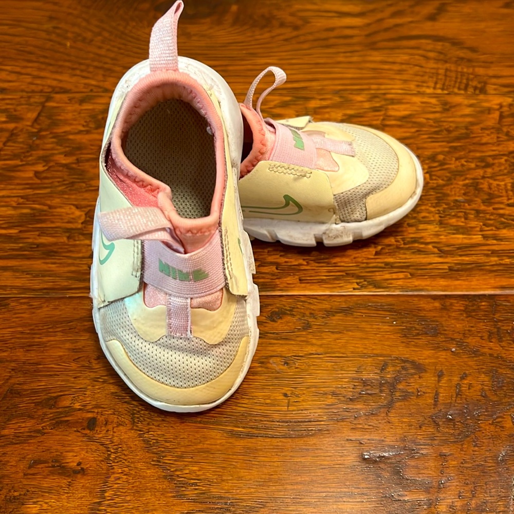 Nike toddler sneakers.